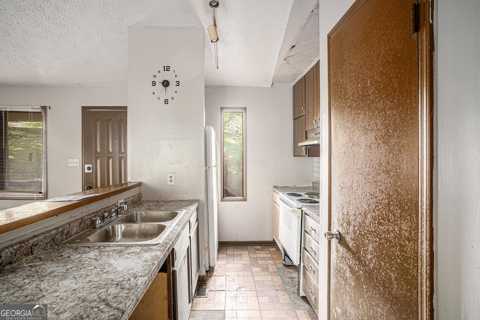 1341 Bethaven Road Riverdale, GA 30296 - Photo 6 of 18 a bathroom with a granite countertop sink and a bathtub