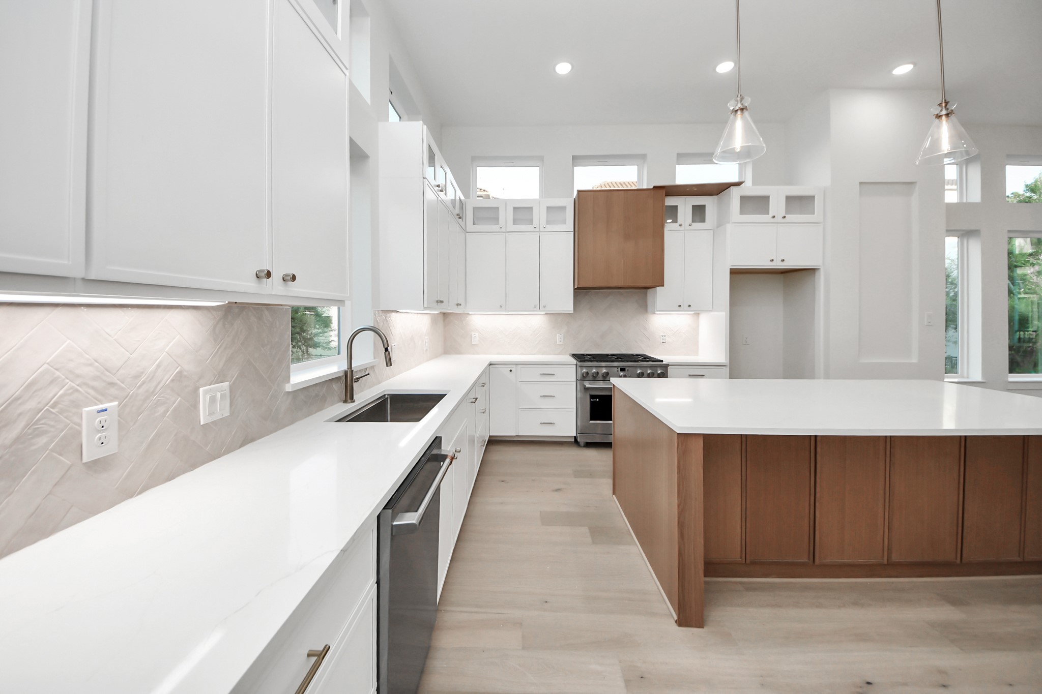 4819 Austin Street, Unit B Houston, TX 77004 - Photo 19 of 50 Pictures of model home, corner unit. Listing is of the 2nd home in the row. Some finishes may vary.