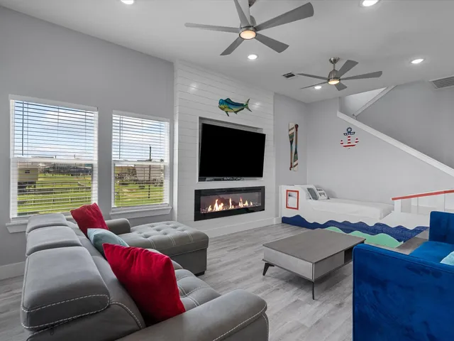 $999,900 | 718 Beach Drive, Surfside Beach, TX 77541