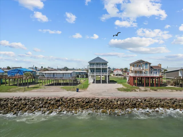 $999,900 | 718 Beach Drive, Surfside Beach, TX 77541