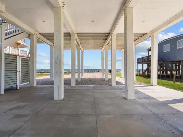 $999,900 | 718 Beach Drive, Surfside Beach, TX 77541