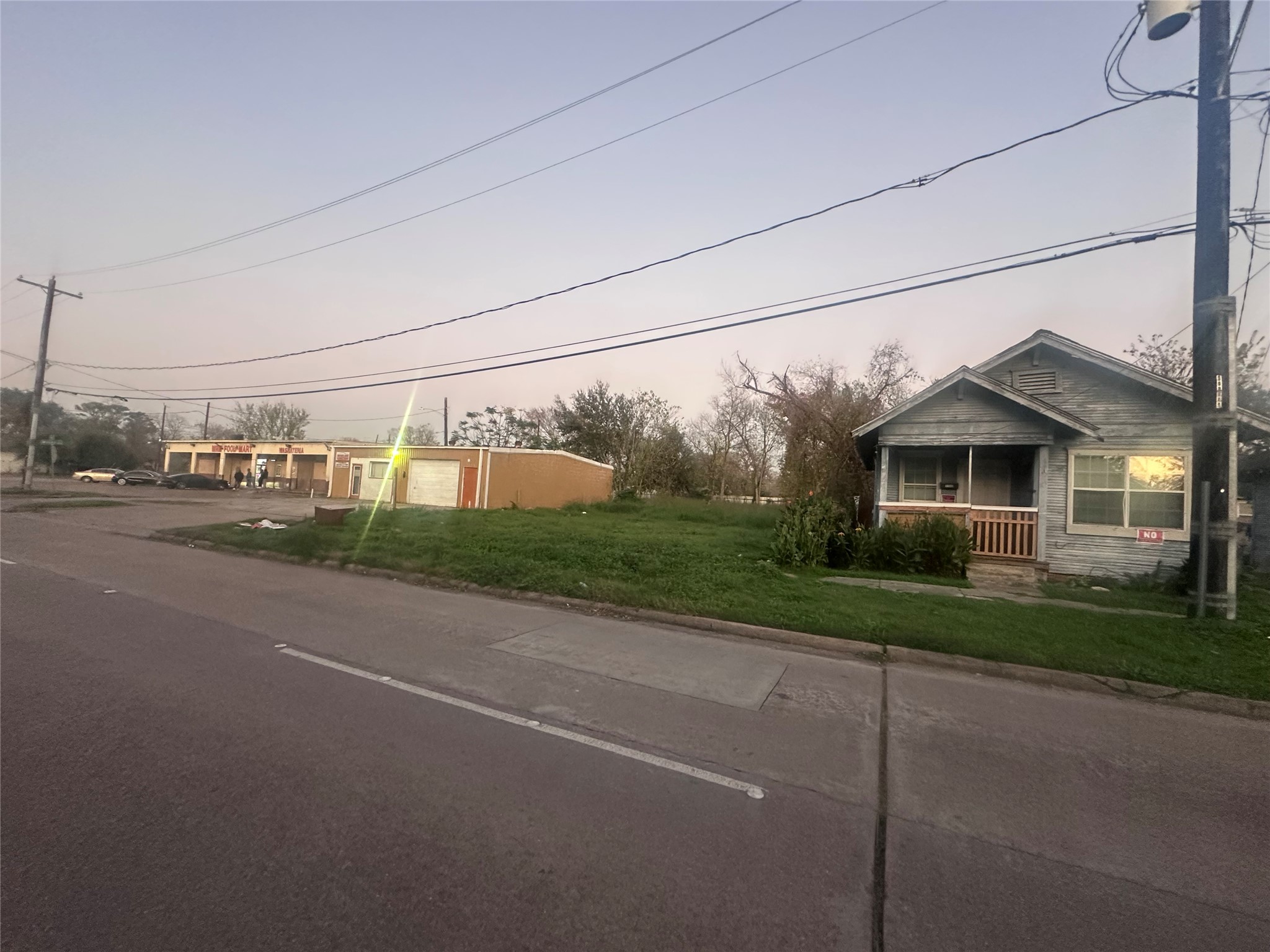 1108 Gregg Street Houston, TX 77020 - Photo 5 of 11 a view of a house with a street