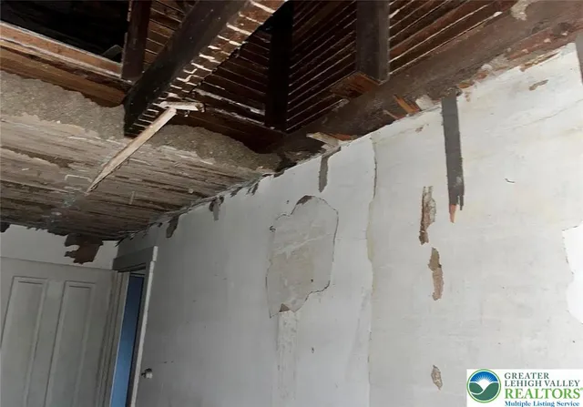 $30,000 | 115 North Locust Street, Mount Carmel, PA 17851