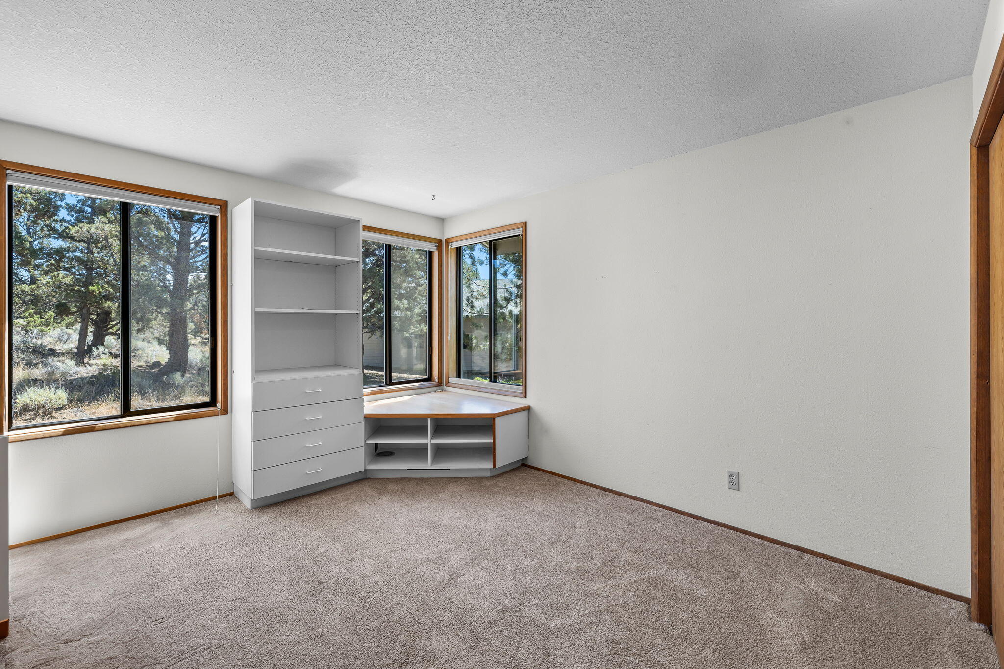 64586 McGrath Road Bend, OR 97701 - Photo 16 of 27 an empty room with window