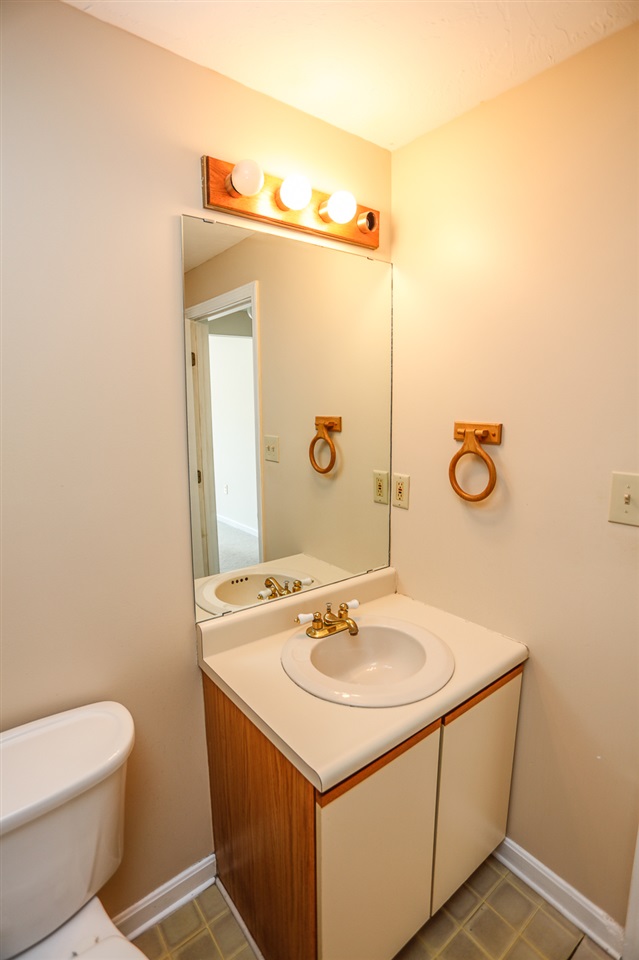 325 Circle Road Manchester, NH 03103 - Photo 9 of 29