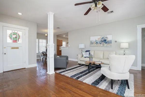 $1,700 | 420 West Lullwood Avenue, San Antonio, TX 78212