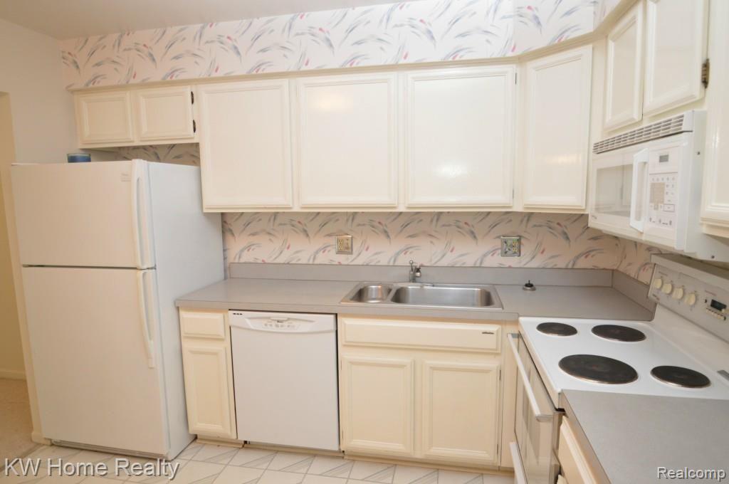 29656 Middlebelt Road, Unit 2402 Farmington Hills, MI 48334 - Photo 12 of 36
