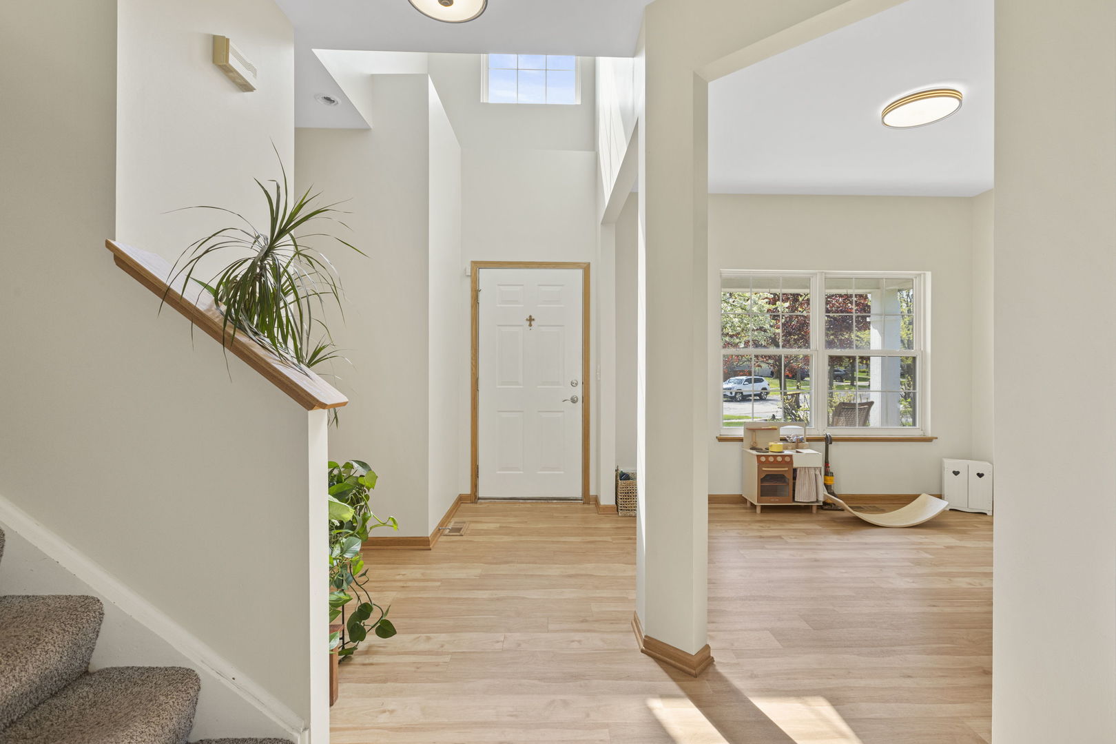 223 Aspen Circle Gilberts, IL 60136 - Photo 3 of 18 a view of a bedroom with furniture and a potted plant