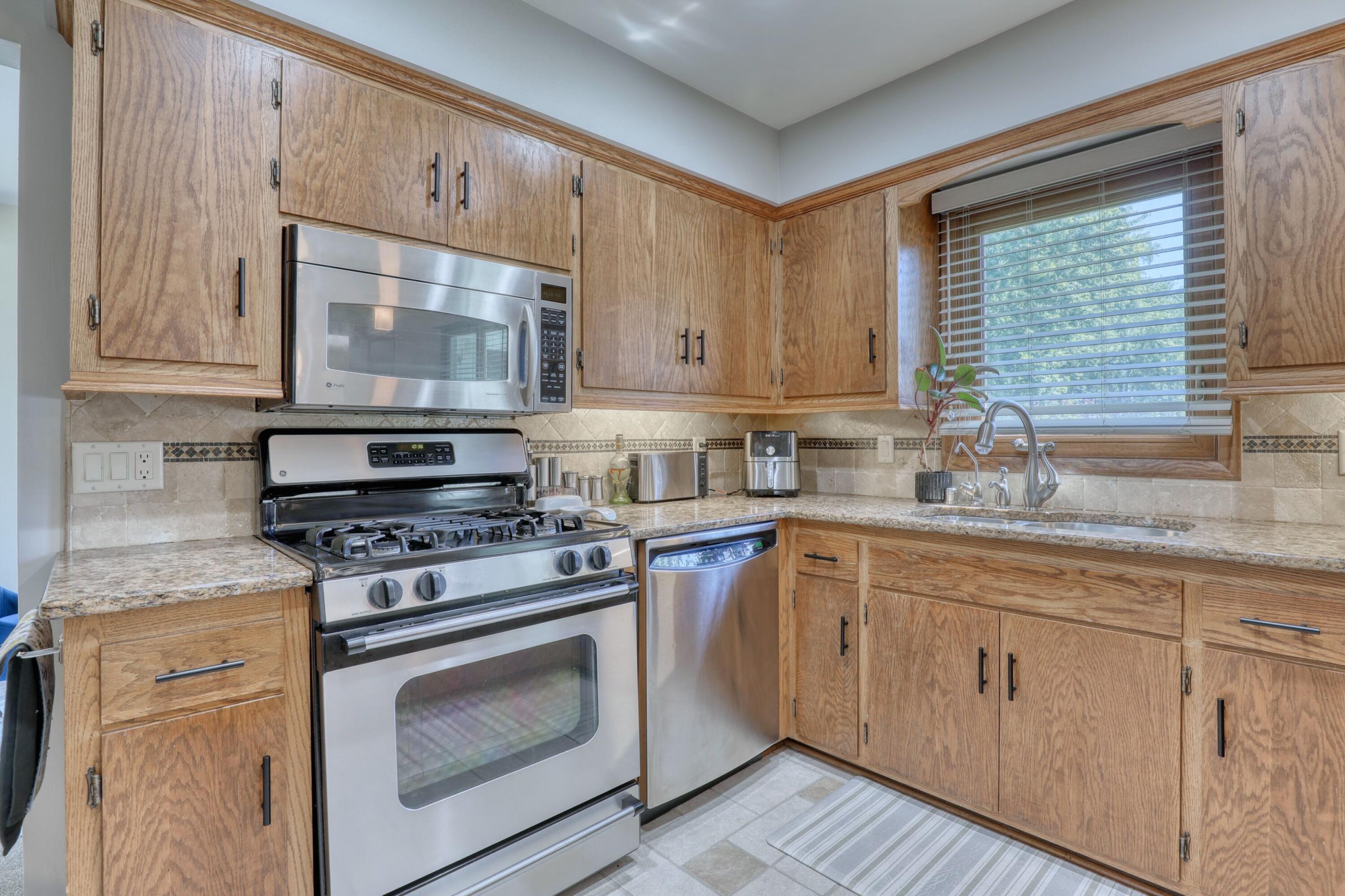 3700 North Calhoun Road Brookfield, WI 53005 - Photo 9 of 42 Granite Counter tops