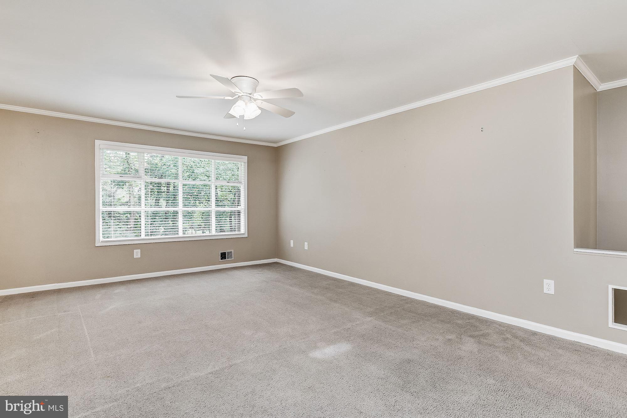 2000 Kings House Road Silver Spring, MD 20905 - Photo 4 of 34 Living Room
