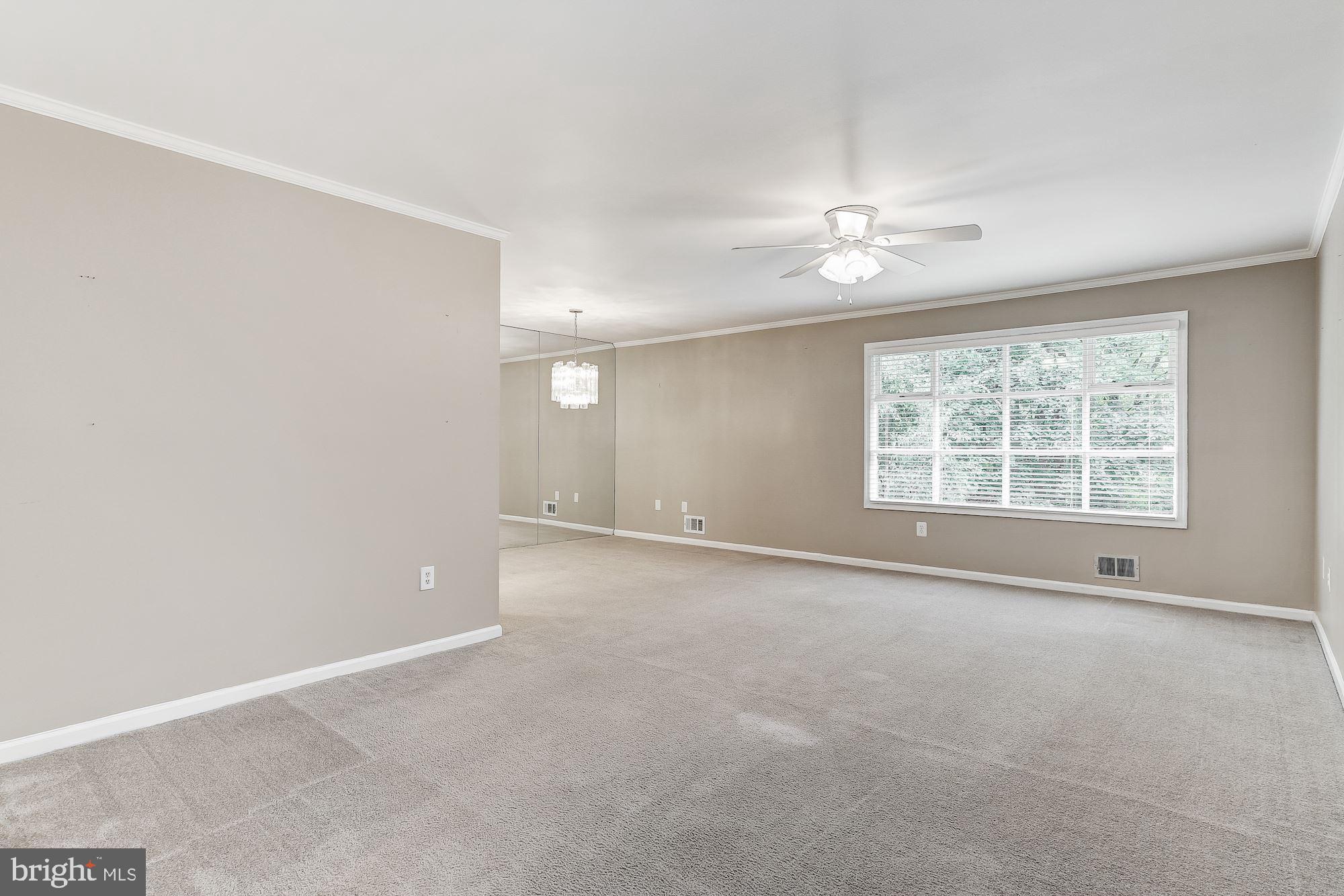 2000 Kings House Road Silver Spring, MD 20905 - Photo 5 of 34 Living Room