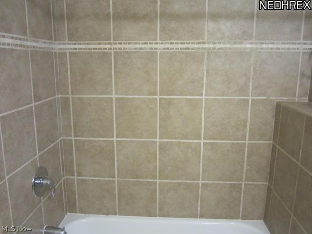 2070 Wyndham Road Akron, OH 44313 - Photo 11 of 17 Full bath with tiled bath & floor.