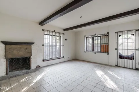 a view of a livingroom with entryway