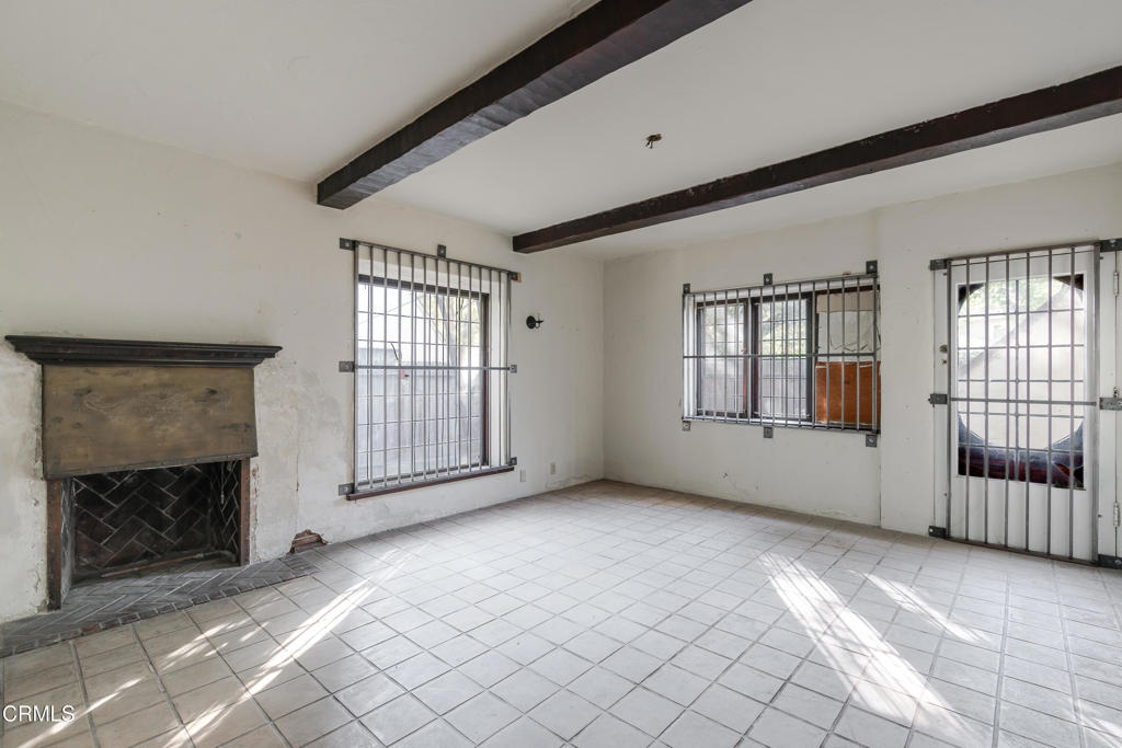 180 West State Street Pasadena, CA 91105 - Photo 12 of 52 an empty room with windows