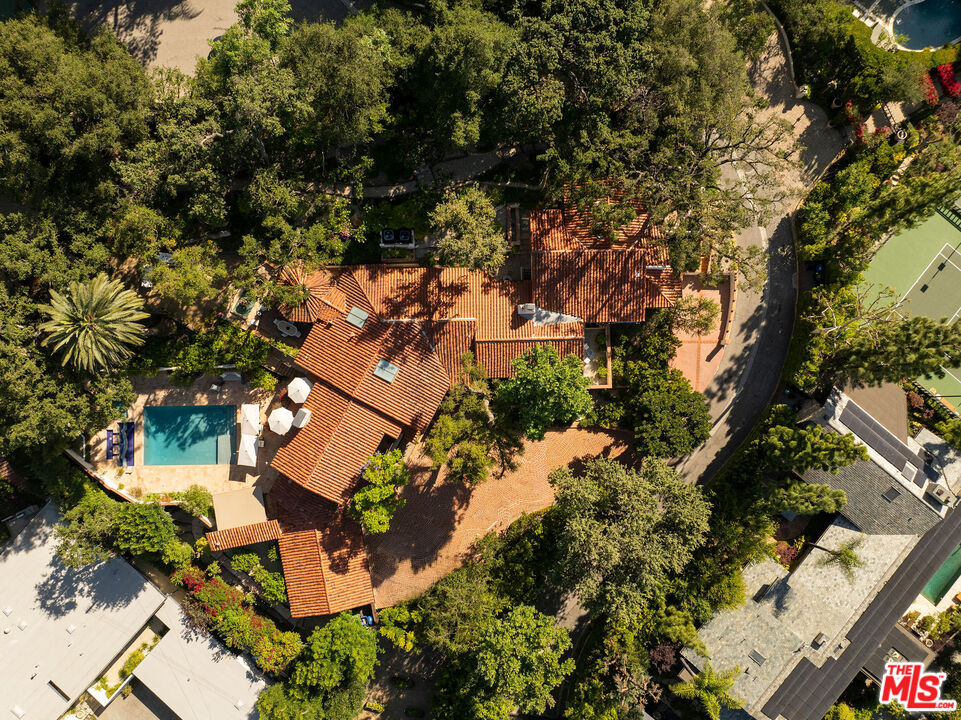 17610 Hidden Oaks Road Encino, CA 91316 - Photo 9 of 34