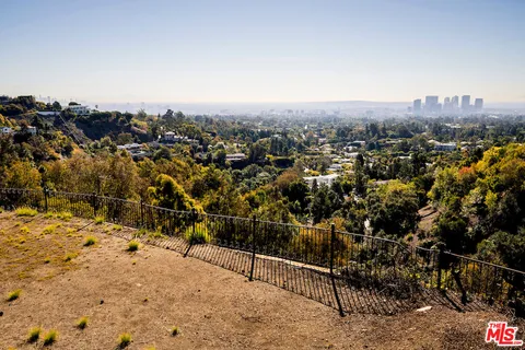 a view of residential houses with outdoor space