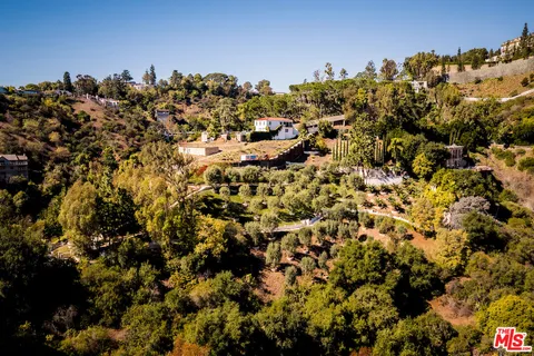 a view of a dinning room with furniture