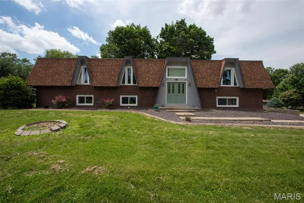 $345,000 | 83 Memorial Court, Highland, IL 62249