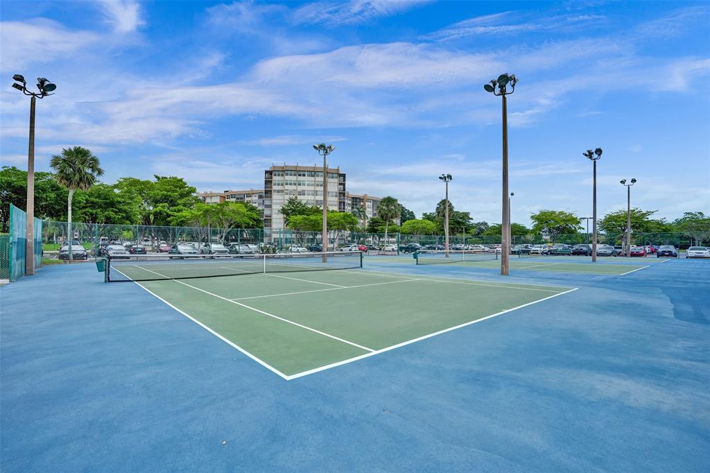 1100 St Charles Place, Unit 612 Pembroke Pines, FL 33026 - Photo 63 of 71 a view of a basketball court