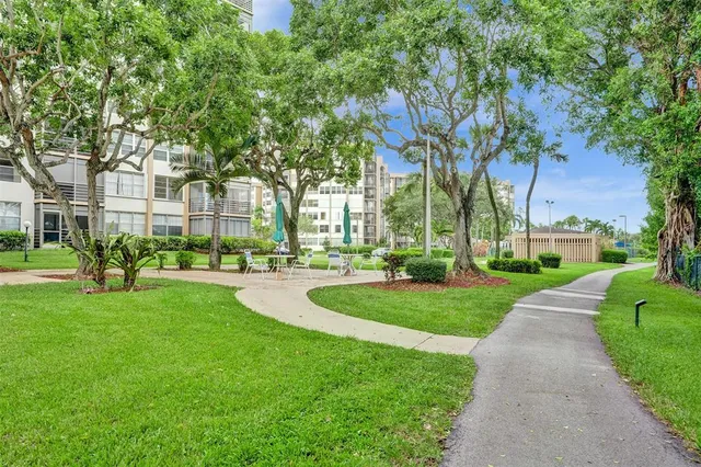 $175,000 | 1100 St Charles Place, Unit 612, Pembroke Pines, FL 33026