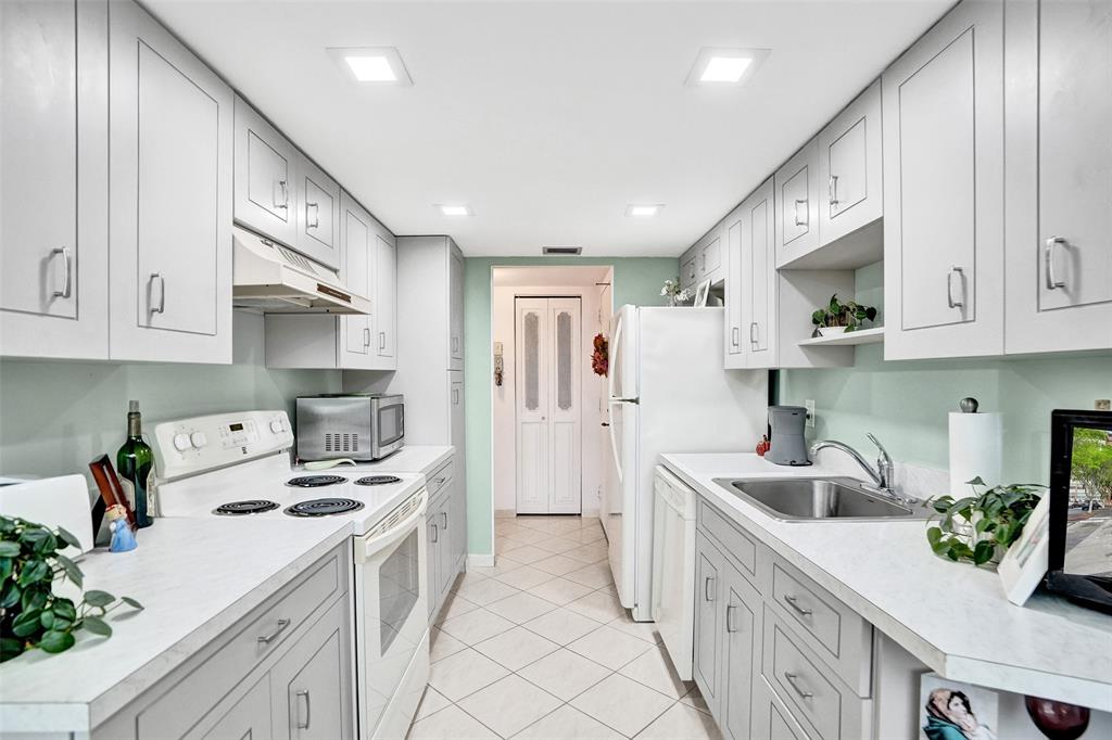 1100 St Charles Place, Unit 612 Pembroke Pines, FL 33026 - Photo 7 of 71