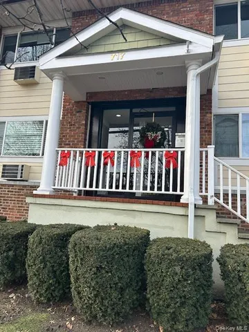 $2,500 | 717 Willis Avenue, Unit 4B, Williston Park, NY 11596