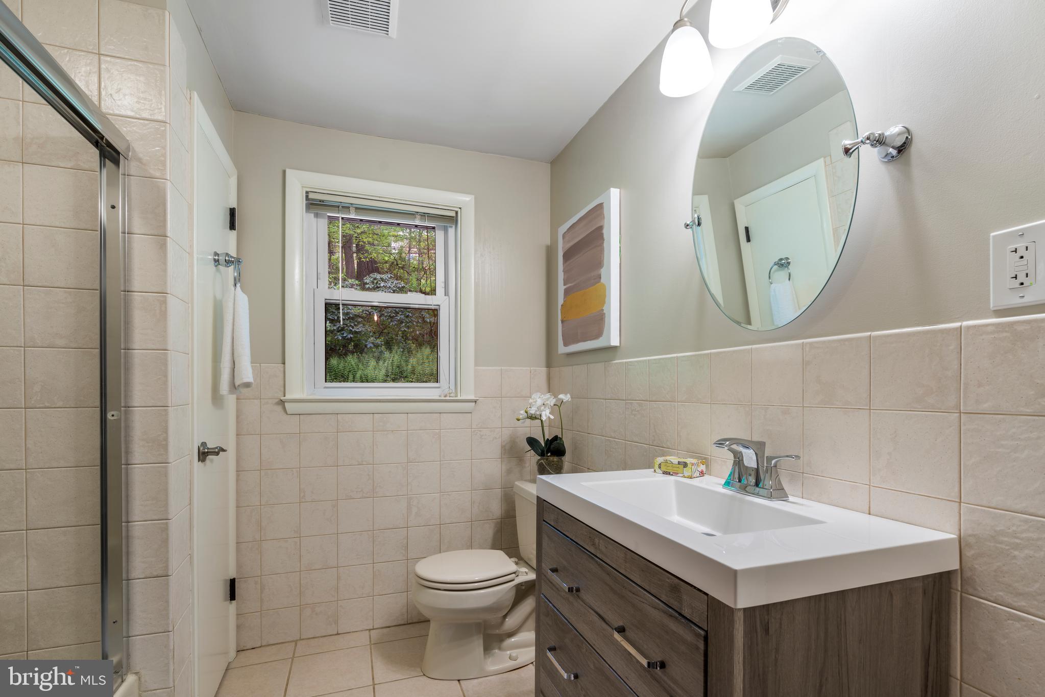 585 Brookwood Road Wayne, PA 19087 - Photo 13 of 20 Hall Bath