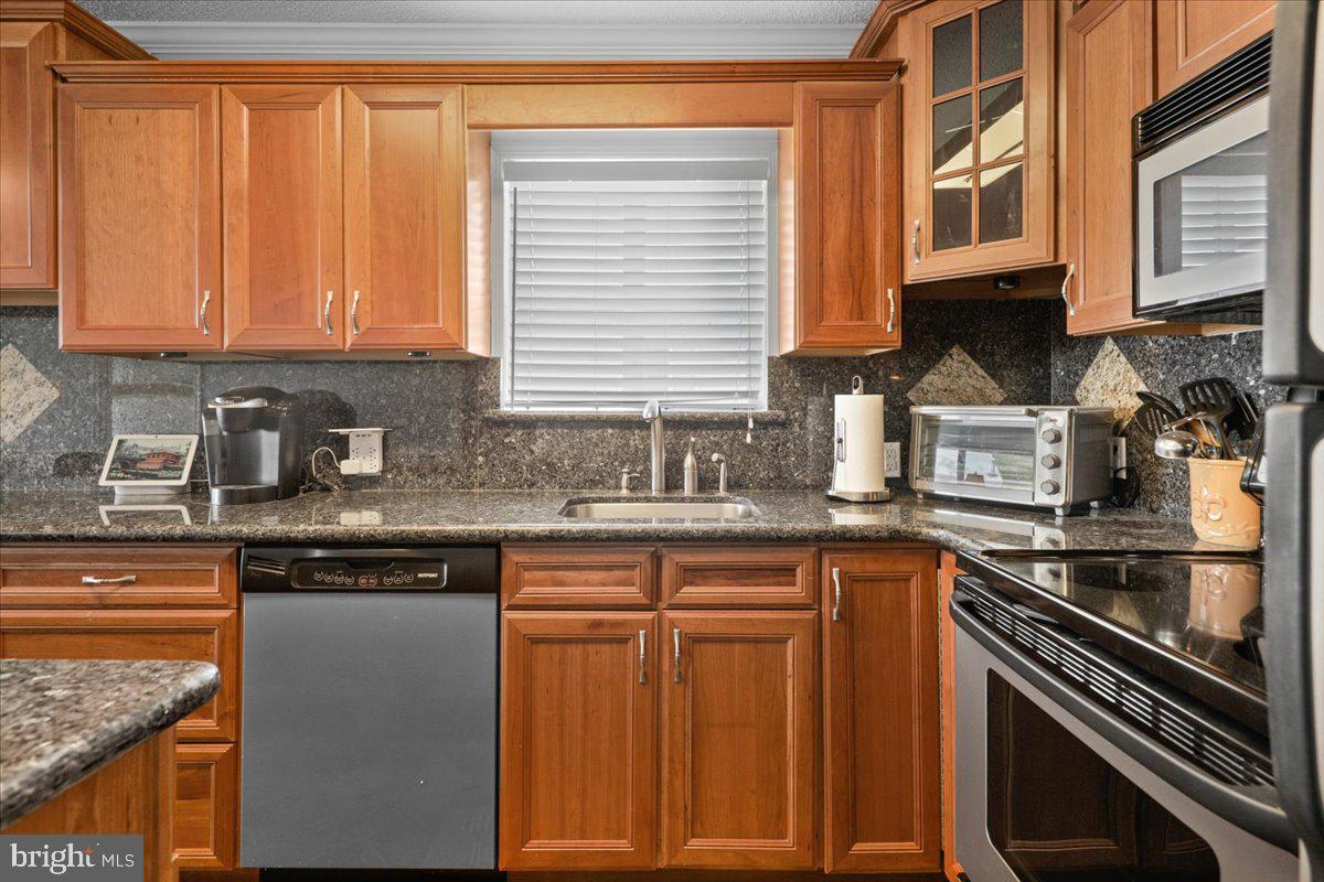 128 Captains Quarters Road, Unit 204 Ocean City, MD 21842 - Photo 6 of 32 Large kitchen