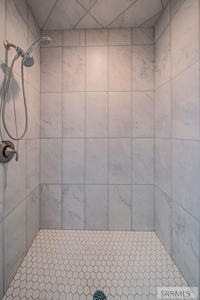 811 Harborside Loop Blackfoot, ID 83221 - Photo 20 of 40 Huge Tiled Walk-in Shower