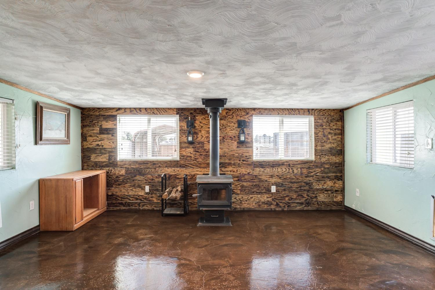 334 West Ave J Muleshoe, TX 79347 - Photo 14 of 18 a living room with furniture and windows