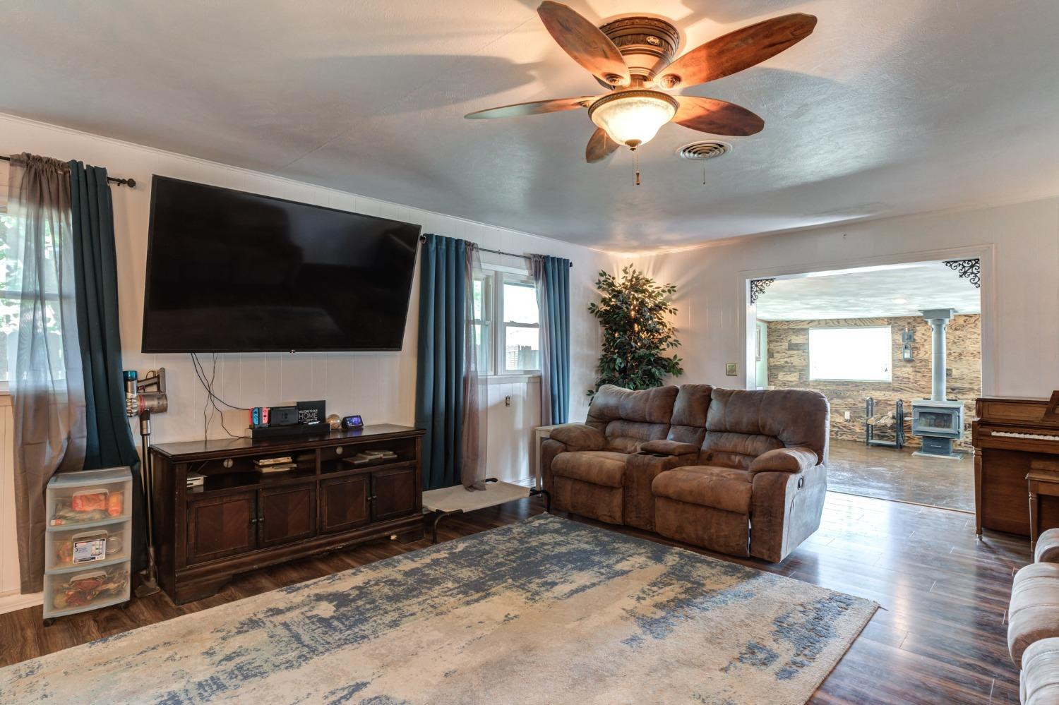 334 West Ave J Muleshoe, TX 79347 - Photo 4 of 18 a living room with furniture and a flat screen tv