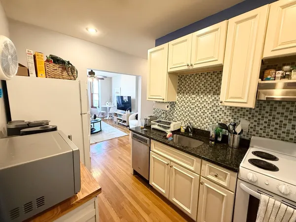 $3,500 | 235 West Fifth Street, Unit 2, Boston, MA 02127