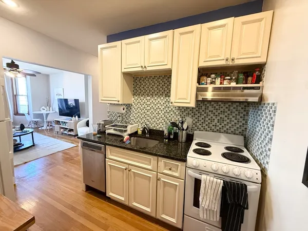 $3,500 | 235 West Fifth Street, Unit 2, Boston, MA 02127