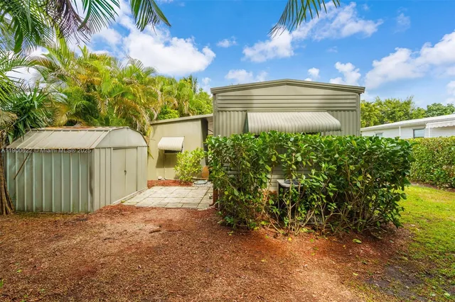 a view of a backyard