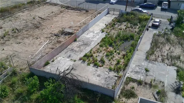 a view of a backyard with plants