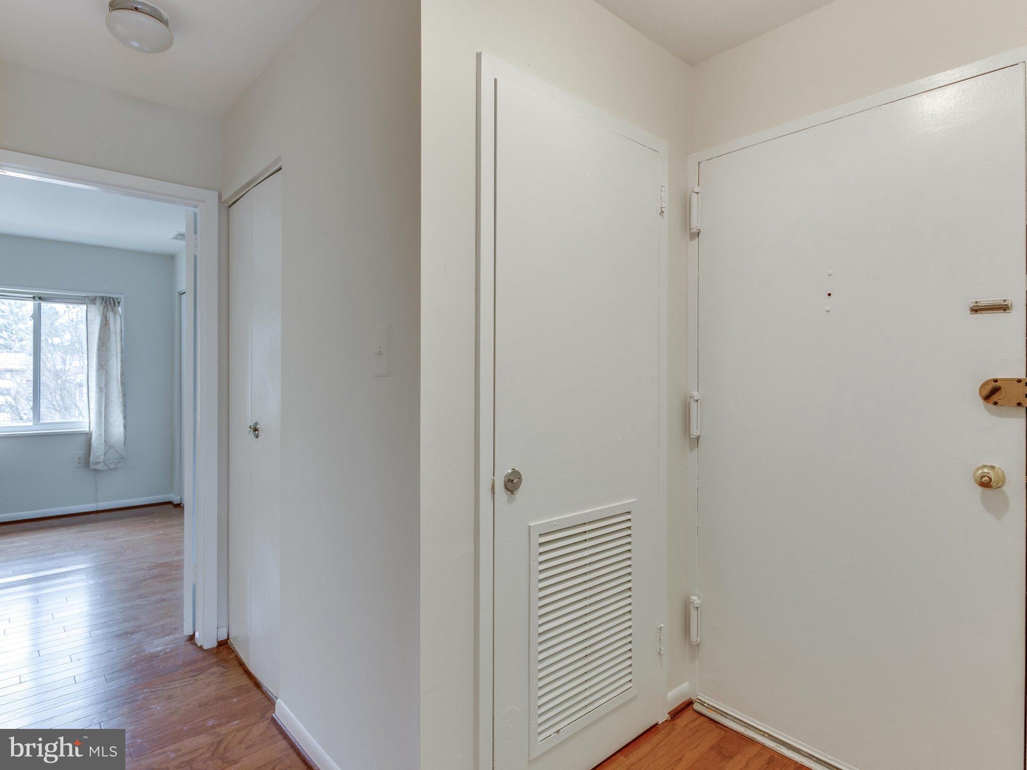 1538 Northgate Square, Unit 32A Reston, VA 20190 - Photo 3 of 23 foyer area