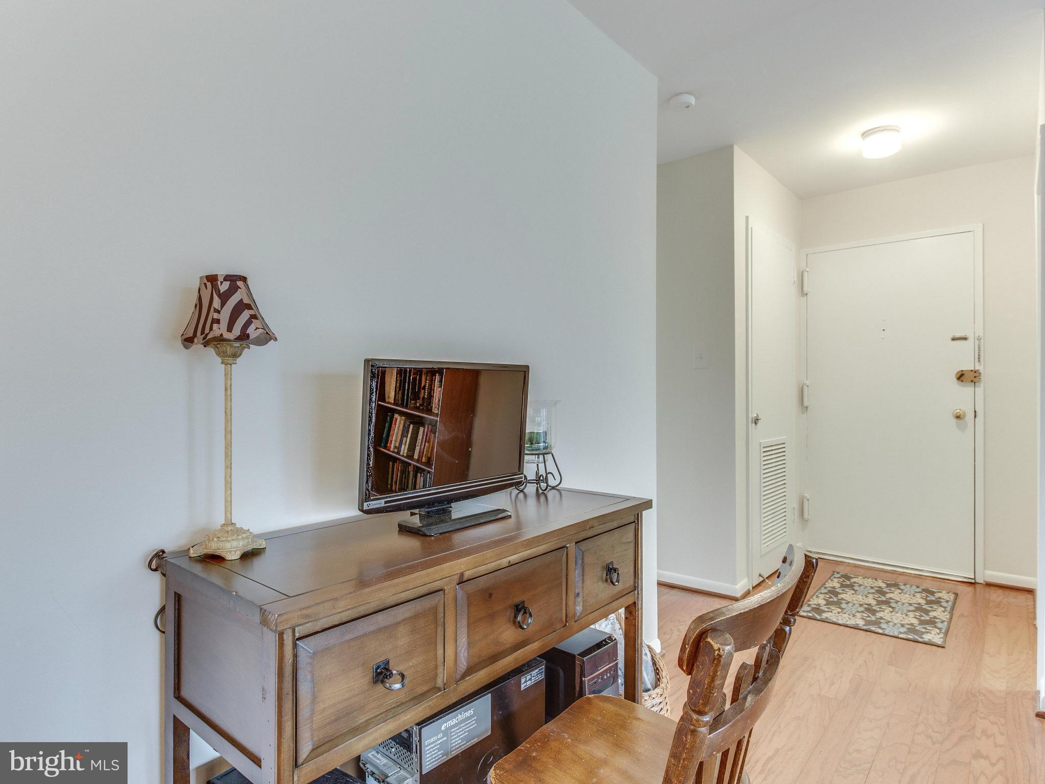 1538 Northgate Square, Unit 32A Reston, VA 20190 - Photo 4 of 23 Living Room