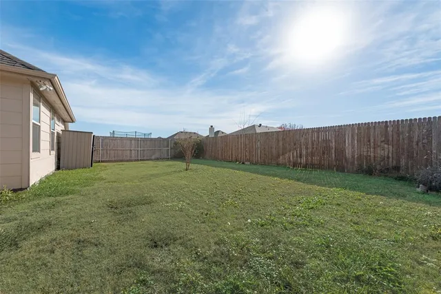 a view of a backyard