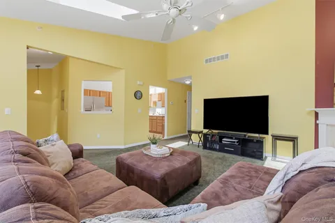 $332,500 | 407 Crystal Hill Lane, Poughkeepsie, NY 12603