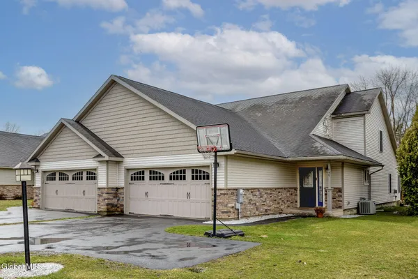 $3,100 | 949 Hudson Avenue, Stillwater, NY 12170