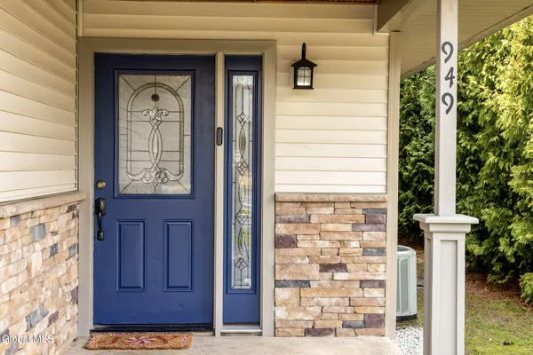$3,100 | 949 Hudson Avenue, Stillwater, NY 12170