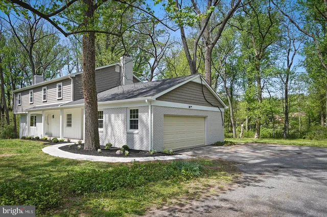 a view of a house with yard and tree s