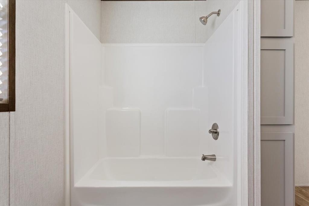 201 North Carpenter Street Mart, TX 76664 - Photo 22 of 30 a bathroom with a bathtub