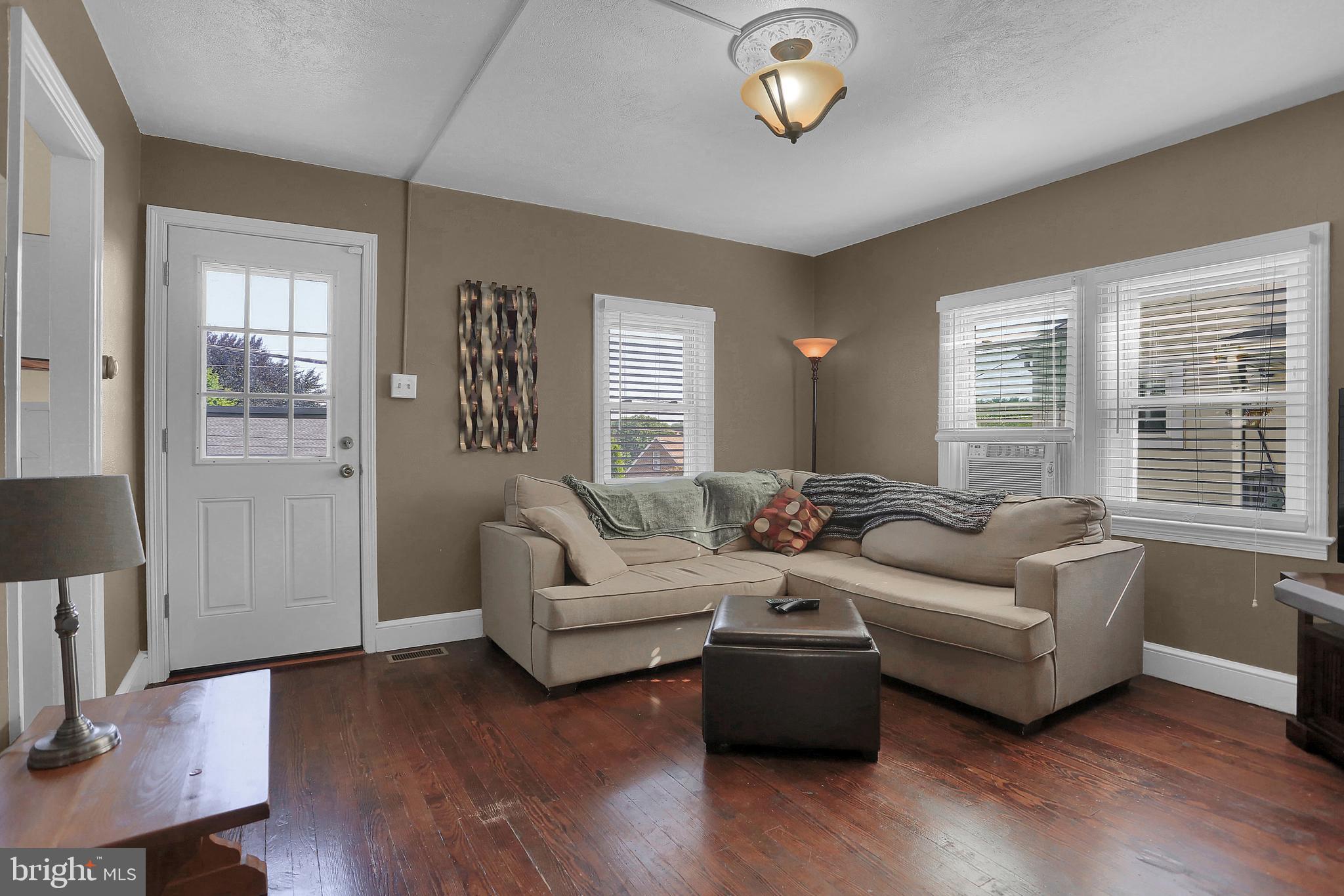548 Hillcrest Road York, PA 17403 - Photo 2 of 27 Gallery Image 2