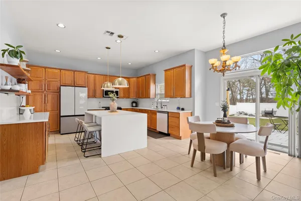 $999,999 | 19 Trail Blazer Court, Holbrook, NY 11741