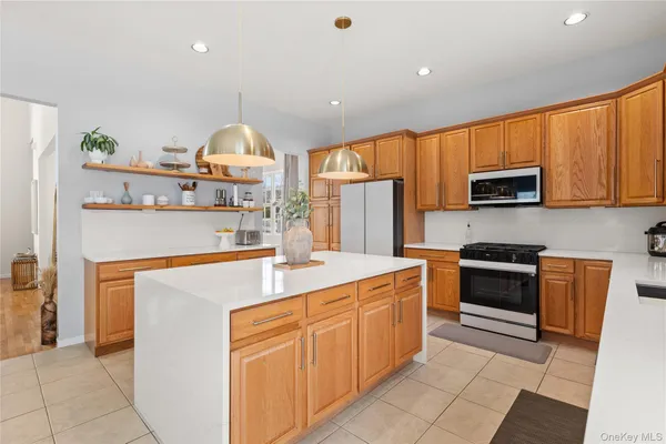 $999,999 | 19 Trail Blazer Court, Holbrook, NY 11741