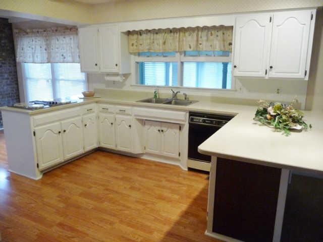 206 Guill Road Mount Juliet, TN 37122 - Photo 8 of 20 Open kitchen. Corian counter tops.