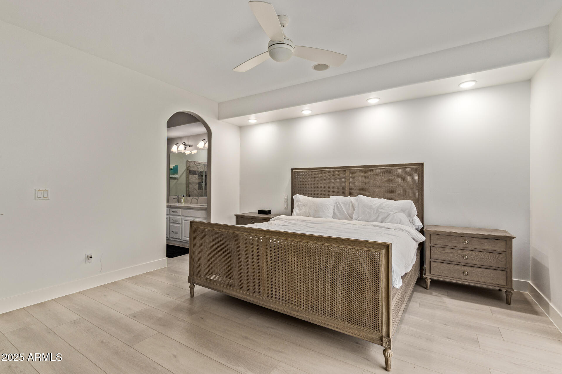 10011 North 1st Avenue Phoenix, AZ 85021 - Photo 11 of 23 a living room with furniture