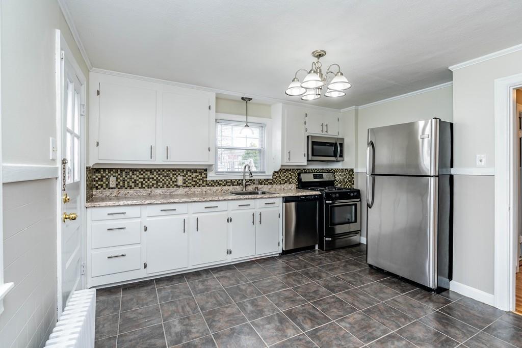 29 Eddy Street Springfield, MA 01104 - Photo 3 of 26