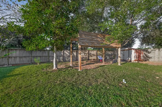 $2,095 | 205 Colony Lake Lane, Dickinson, TX 77539